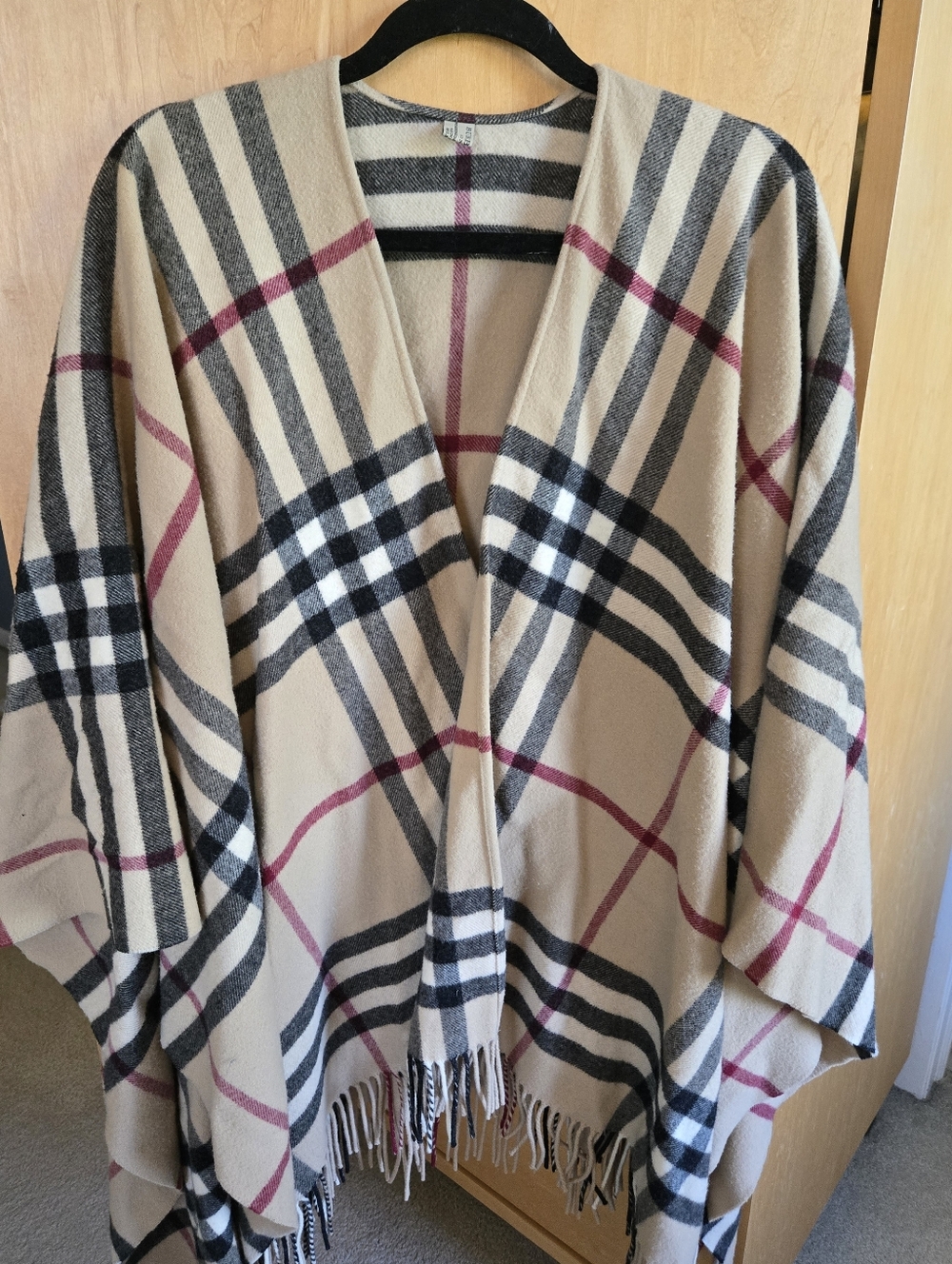 Burberry Classic Beige Plaid Fringe Shawl. Sweater Merion Wool Cashmere
